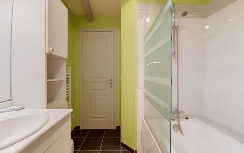 Ty Coz: Pavimentazione, Parete, Interior Design, Bagno, Idraulico Fixture, Pavimento, Lavandino Del Bagno, Soffitto, Idraulico, Mobiletto Del Bagno