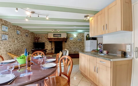 Ty Coz: Mobilia, Pavimentazione, Interior Design, Pavimento, Soffitto, Controsoffitto, Cucina, Cabinetry, Sedia, Camera