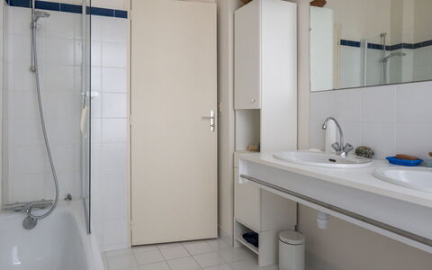 Le Panoramique: Specchio, Proprietà, Idraulico Fixture, Lavello, Rubinetto, Bagno, Lavandino Del Bagno, Interior Design, Costruzione