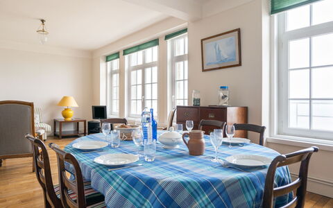 Le Panoramique: Tavolo, Mobilia, Finestra, Proprietà, Sedia, Azzurro, Tovaglia, Cucina & Sala Da Pranzo Tavolo, Tessile, Legna