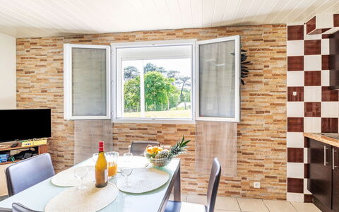 Jardins de Maignon: Mobilia, Proprietà, Tavolo, Cabinetry, Costruzione, Finestra, Controsoffitto, Cucina, Sedia, Legna