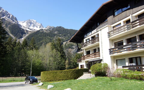 Alpen Roc: Pianta, Cielo, Proprietà, Costruzione, Montagna, Bianca, Finestra, Tempo Libero, Erba, Paesaggio