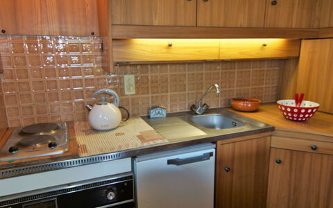 Alpen Roc: Cabinetry, Controsoffitto, Proprietà, Lavandino Della Cucina, Elettrodomestico Da Cucina, Cucina, Cucina Stufa, Legna, Elettrodomestico, Illuminazione