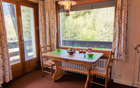 Alpen Roc: Tavolo, Mobilia, Proprietà, Finestra, Pianta, Costruzione, Legna, Interior Design, Color Legno, Shade