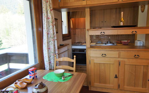 Alpen Roc: Cabinetry, Mobilia, Tavolo, Proprietà, Tavola, Pianta, Controsoffitto, Costruzione, Lavandino Della Cucina, Lavello