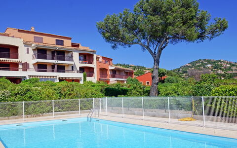 Agay Plage: Acqua, Cielo, Pianta, Costruzione, Giorno, Finestra, Azzurro, Albero, Piscina, Architettura
