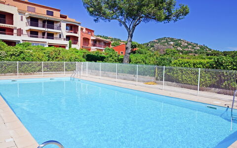 Agay Plage: Acqua, Costruzione, Pianta, Proprietà, Cielo, Finestra, Piscina, Azzurro, Albero, Mobili Da Esterno