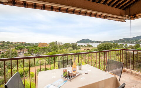 Agay Plage: Cielo, Tavolo, Proprietà, Costruzione, Pianta, Mobilia, Nube, Legna, Sedia, Interior Design