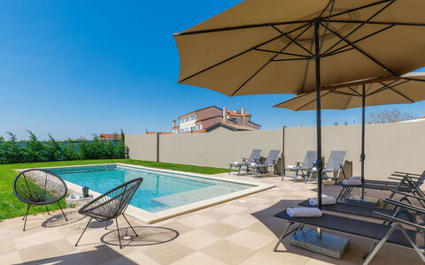 Villa Edi: Acqua, Pianta, Costruzione, Proprietà, Cielo, Mobilia, Piscina, Lettino, Sedia, Shade