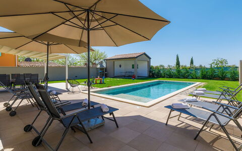 Villa Edi: Acqua, Pianta, Proprietà, Piscina, Mobilia, Costruzione, Cielo, Tavolo, Ombrello, Azzurro