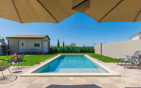 Villa Edi: Acqua, Pianta, Proprietà, Piscina, Costruzione, Cielo, Azzurro, Verde, Shade, Sedia