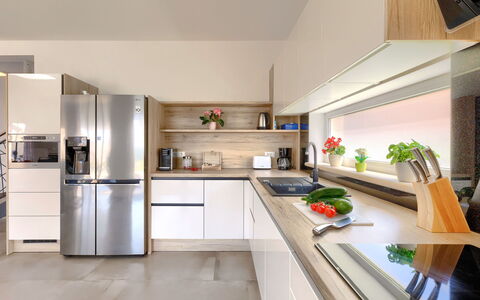Villa Edi: Cabinetry, Controsoffitto, Elettrodomestico Da Cucina, Cucina Stufa, Cucina, Costruzione, Pianta, Legna, Elettrodomestico, Apparecchio Major
