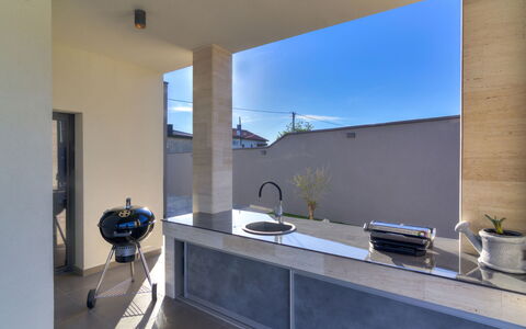 One: Acqua, Cielo, Proprietà, Pianta, Azzurro, Piscina, Albero, Tempo Libero, Shade, Costruzione