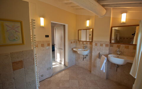 Villa Badia: Specchio, Rubinetto, Idraulico Fixture, Lavello, Proprietà, Costruzione, Lavandino Del Bagno, Bagno, Interior Design, Legna