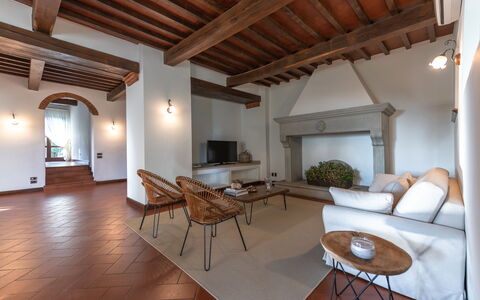 Le Due Ville: Divano, Tavolo, Proprietà, Mobilia, Legna, Interior Design, Illuminazione, Finestra, Soggiorno, Pavimento