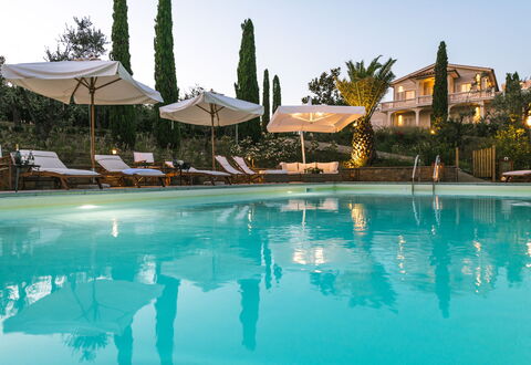 Le Due Ville: Acqua, Cielo, Piscina, Costruzione, Albero, Pianta, Arecales, Ombrello, Mobili Da Esterno, Tempo Libero