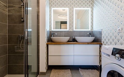 Nouvelle Vague: Specchio, Idraulico Fixture, Rubinetto, Lavello, Bagno, Mobiletto Del Bagno, Lavanderia, Lavandino Del Bagno, Interior Design, Cabinetry