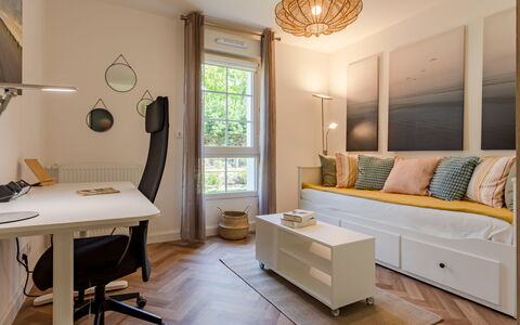 Nouvelle Vague: Tavolo, Mobilia, Proprietà, Legna, Cornice, Interior Design, Illuminazione, Architettura, Pavimento, Finestra