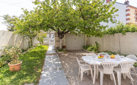 Le Mimosa Normand: Cielo, Pianta, Costruzione, Giorno, Proprietà, Albero, Urban Design, Quartiere, Zona Residenziale, Woody Impianto