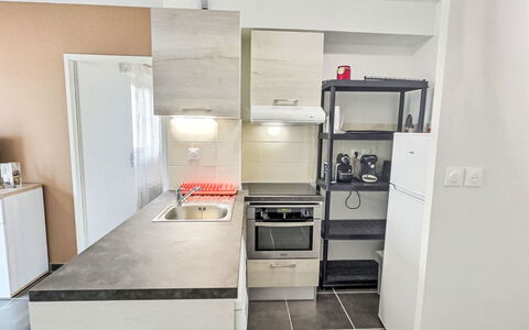 Valras Plage 110: Elettrodomestico Da Cucina, Cucina, Controsoffitto, Apparecchio Major, Pavimentazione, Cabinetry, Mobilia, Elettrodomestico, Pavimento, Interior Design