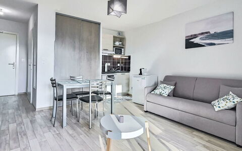 Valras Plage 110: Mobilia, Pavimentazione, Pavimento, Interior Design, Appartamento, Camera, Soffitto, Sedia, Divano, Soggiorno