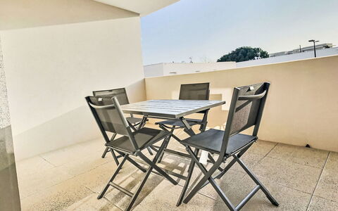 Valras Plage 110: Mobilia, Sedia, Mobili Da Esterno, Pavimento, Pavimentazione, Tavolo, Balcone, Tavolo Esterno, Appartamento, Cucina & Sala Da Pranzo Tavolo