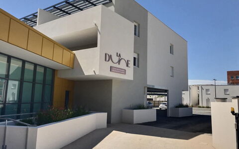 Valras Plage 110: Cielo, Pianta, Costruzione, Giorno, Proprietà, Albero, Urban Design, Quartiere, Zona Residenziale, Woody Impianto
