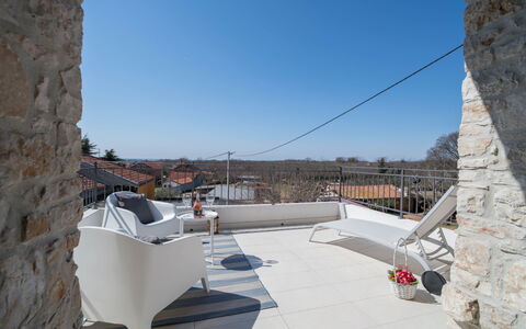 Villa Caterina: Cielo, Pianta, Costruzione, Giorno, Proprietà, Albero, Urban Design, Quartiere, Zona Residenziale, Woody Impianto