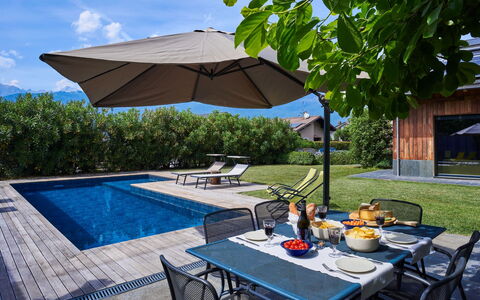 Woodhouse: Tavolo, Pianta, Mobilia, Nube, Cielo, Acqua, Piscina, Costruzione, Sedia, Ombrello
