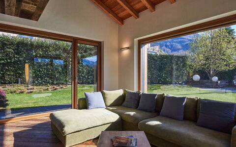 Woodhouse: Proprietà, Pianta, Shade, Divano, Legna, Illuminazione, Interior Design, Soggiorno, Architettura, Albero