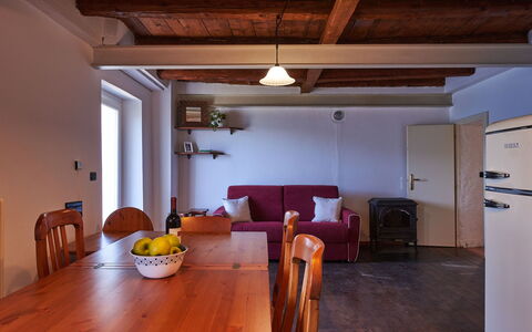 Bellano 14: Proprietà, Mobilia, Tavolo, Sedia, Legna, Interior Design, Comfort, Pavimentazione, Soggiorno, Pavimento