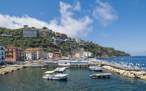 Sorrento Shore: Acqua, Cielo, Barca, Nube, Costruzione, Moto D'Acqua, Veicolo, Azzurro, Costiera E Morfologie Oceanic, Lago
