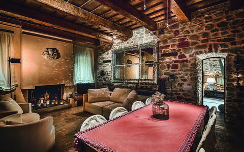 Villa Vetice: Cornice, Mobilia, Proprietà, Interior Design, Illuminazione, Tavolo, Architettura, Legna, Pavimento, Soggiorno