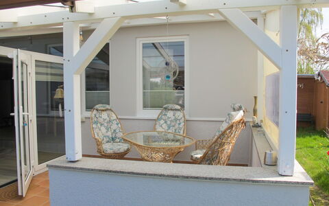 Philipp: Divano, Mobilia, Pianta, Costruzione, Tavolo, Legna, Casa, Sedia, Shade, Interior Design