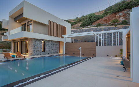 Nereid Luxury Villa: Cielo, Proprietà, Piscina, Costruzione, Finestra, Azzurro, Casa, Shade, Tempo Libero, Condominio