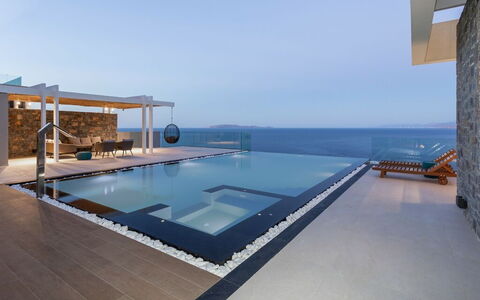 Nereid Luxury Villa: Acqua, Cielo, Costruzione, Mobilia, Piscina, Tavolo, Azzurro, Casa, Lettino, Mobili Da Esterno
