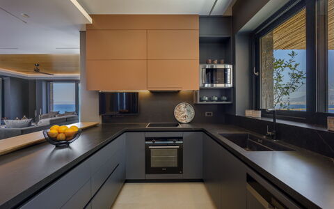 Nereid Luxury Villa: Controsoffitto, Cabinetry, Lavandino Della Cucina, Proprietà, Lavello, Mobilia, Rubinetto, Costruzione, Cucina Stufa, Cucina