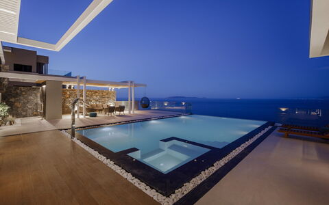 Nereid Luxury Villa: Acqua, Cielo, Giorno, Costruzione, Piscina, Pianta, Casa, Finestra, Legna, Shade