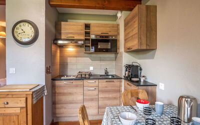 Les G'Rets 15.10: Cabinetry, Controsoffitto, Mobilia, Proprietà, Tavolo, Legna, Elettrodomestico Da Cucina, Cucina Stufa, Cucina, Illuminazione