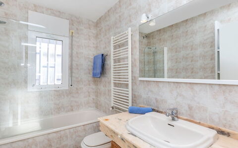 Canyadell: Bagno, Idraulico Fixture, Pavimentazione, Pavimento, Lavello, Lavandino Del Bagno, Toilet Seat, Interior Design, Gabinetto, Rubinetto