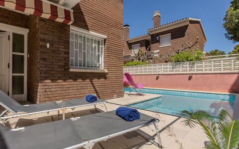 Canyadell: Zona Residenziale, Mobili Da Esterno, Casa, Materiale Composito, Piscina, Brick, Sedia, Shade, Cortile, Estate