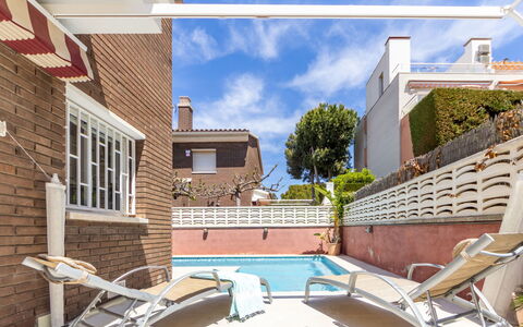 Canyadell: Nube, Cielo, Giorno, Proprietà, Costruzione, Azzurro, Finestra, Architettura, Legna, Interior Design