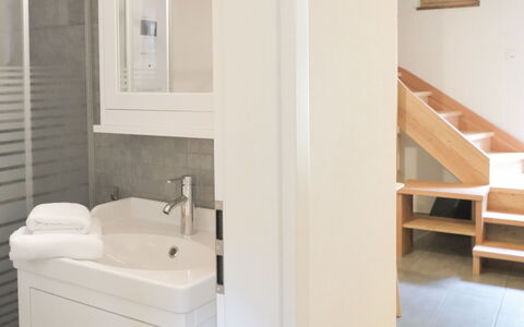 Rustico la Dimora: Specchio, Rubinetto, Lavello, Lavandino Del Bagno, Mobiletto Del Bagno, Idraulico Fixture, Legna, Bagno, Pavimento, Costruzione