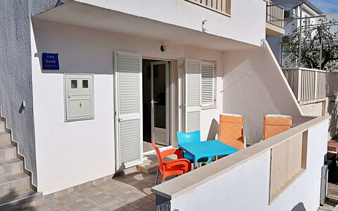 Kira: Costruzione, Finestra, Porta, Legna, Casa, Shade, Immobiliare, Facciata, Sedia, Raccordo