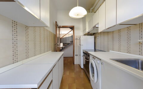 Casa Lelia: Cabinetry, Cucina, Legna, Pavimentazione, Pavimento, Casa, Sala, Controsoffitto, Scaffalature
