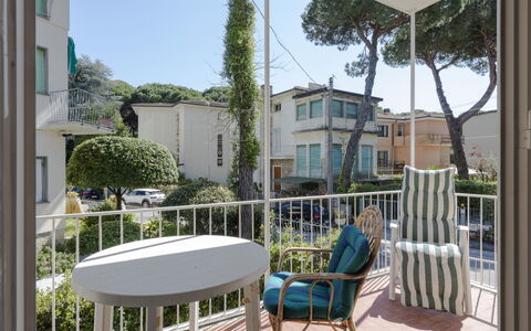 Casa Lelia: Pianta, Cielo, Proprietà, Costruzione, Tavolo, Finestra, Sedia, Shade, Mobili Da Esterno, Interior Design