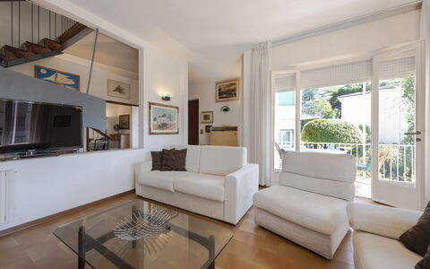 Casa Lelia: Divano, Mobilia, Cornice, Proprietà, Tavolo, Interior Design, Illuminazione, Architettura, Soggiorno, Pavimento