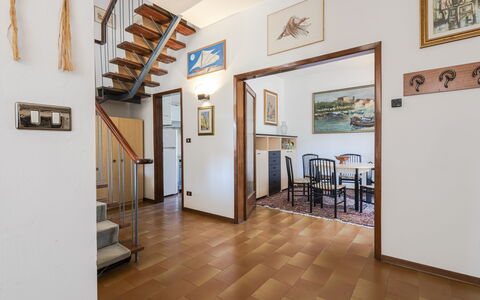 Casa Lelia: Cornice, Proprietà, Legna, Interior Design, Pavimentazione, Pavimento, Parete, Sala, Porta