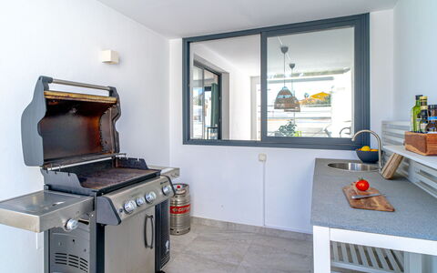 Aldea: Costruzione, Cucina, Cabinetry, Controsoffitto, Elettrodomestico Da Cucina, Cucina Stufa, Elettrodomestico, Interior Design, Legna, Pavimento