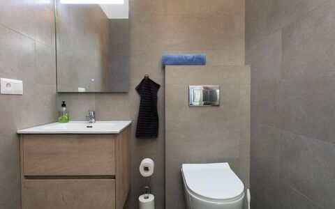 Aldea: Idraulico Fixture, Specchio, Costruzione, Proprietà, Rubinetto, Lavello, Lavandino Del Bagno, Bagno, Mobiletto Del Bagno, Casa